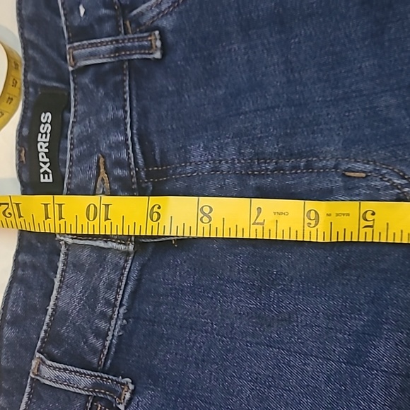 Express Blue Jean Original Shortie Relaxed Low Rise Distressed Frayed Hem 16 - Picture 7 of 8
